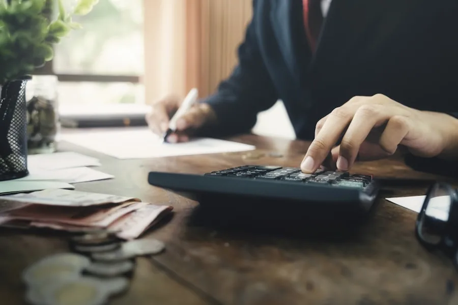Profesional liquidando sueldos con calculadora
