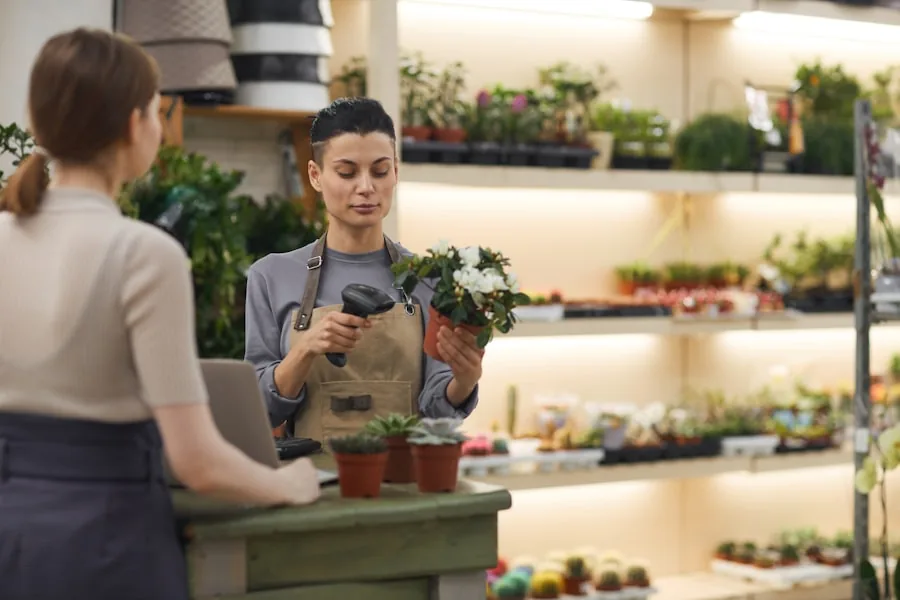 Comerciante atendiendo su local
